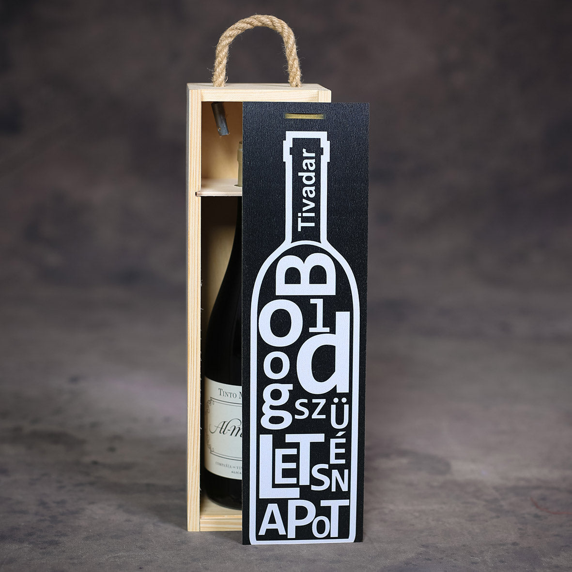 Egyedi borosüvegdoboz születésnapra, az üveg nyakán cserélhető névvel és fix grafikával, elegáns fa ajándékdoboz személyes meglepetésnek