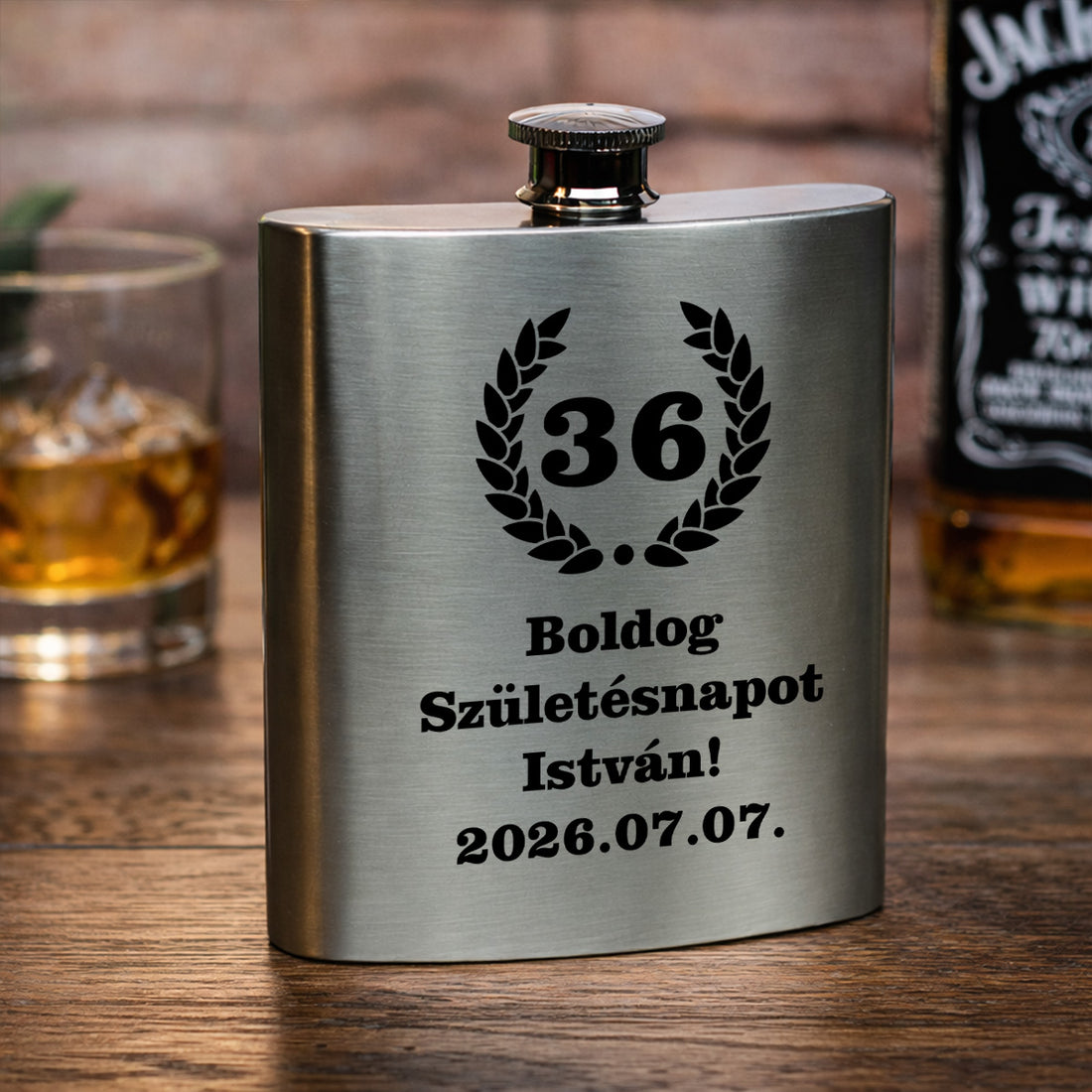 Egyedileg emblémázott 200 ml-es rozsdamentes acél flaska születésnapi évszámmal és személyre szabható 4 soros felirattal, ajándék férfiaknak.