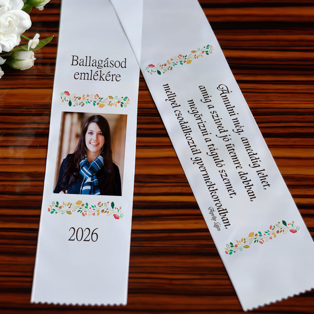 Virágmintás egyedi fényképes ballagási szalag csokorra saját fotóval és idézettel – személyre szabható ballagási emlék.