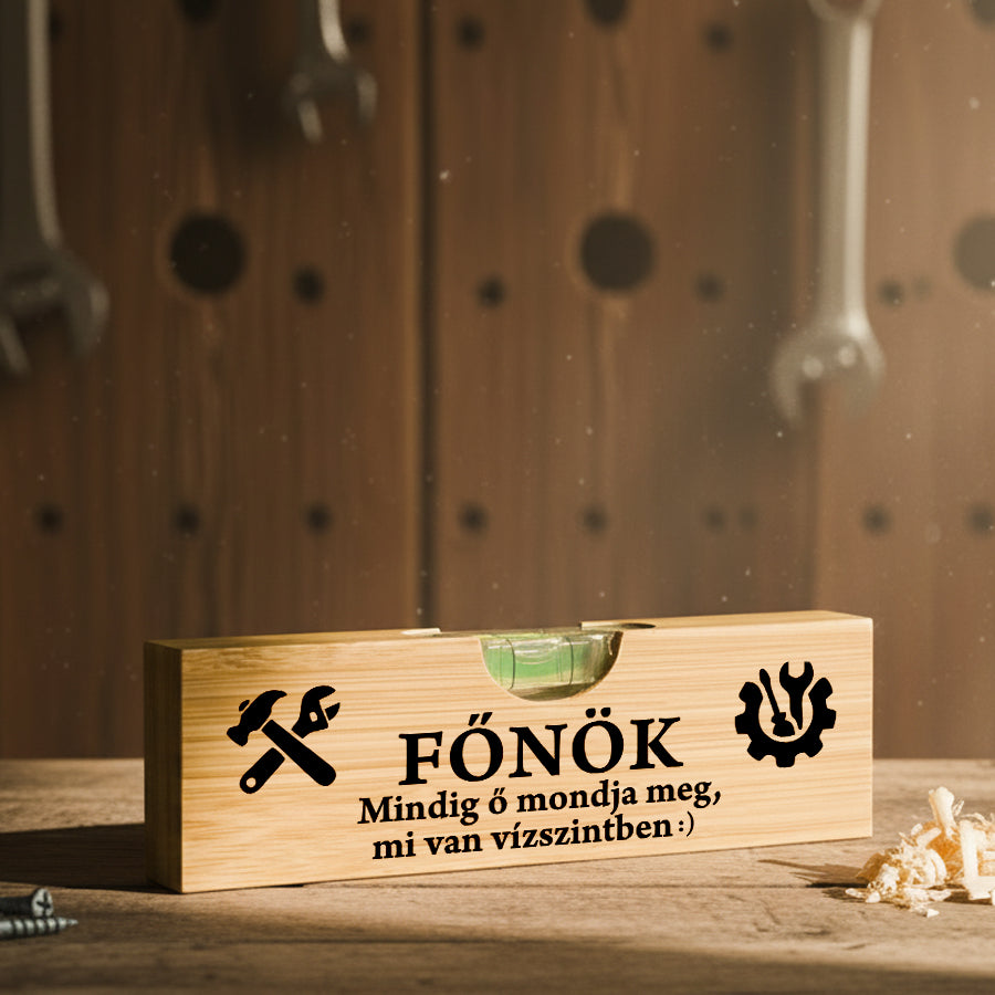 Bambusz vízmérték „FŐNÖK – Mindig ő mondja meg, mi van vízszintben” felirattal, szerszám ikonokkal, vicces ajándék főnöknek