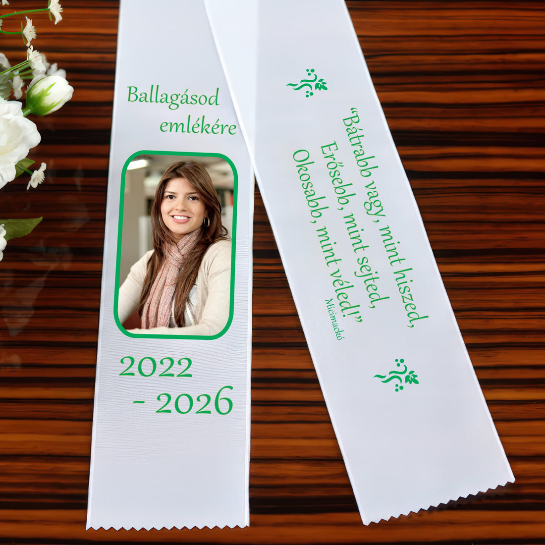 Egyedi fényképes ballagási szalag saját fotóval és idézettel, cikk-cakk végződéssel – személyre szabható ballagási csokorszalag diákoknak.