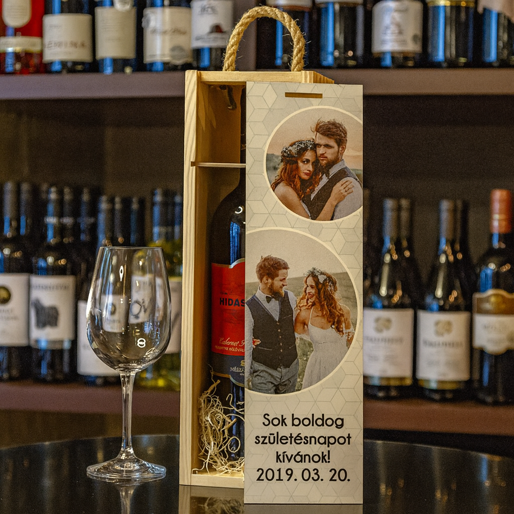 Egyedi fényképes borosüvegdoboz cserélhető kör alakú képekkel és személyes feliratokkal, elegáns fa ajándékdoboz különleges alkalmakra