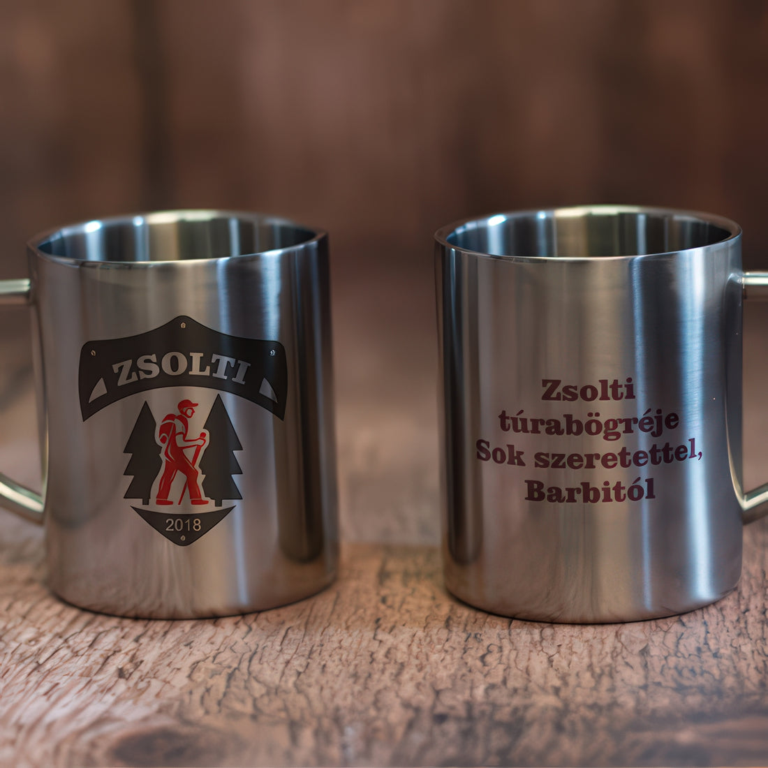 Egyedi fém túrabögre túrázós grafikával, névvel és dátummal az egyik oldalon, a másikon szabadon megadható felirattal.