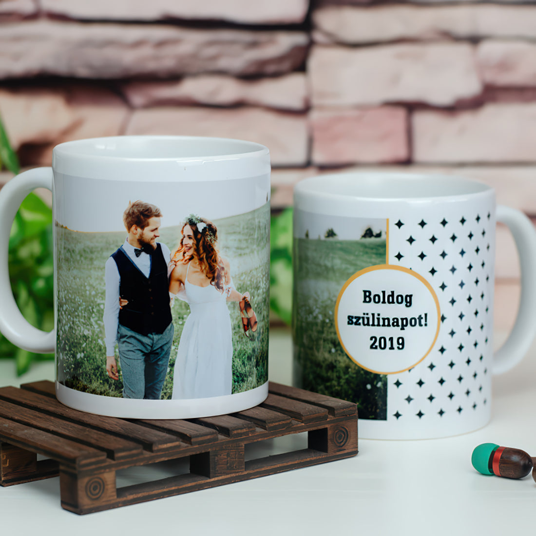Egyedi fényképes bögre – a fotó és a 3 soros felirat szabadon cserélhető, személyes ajándék születésnapra vagy alkalmakra.