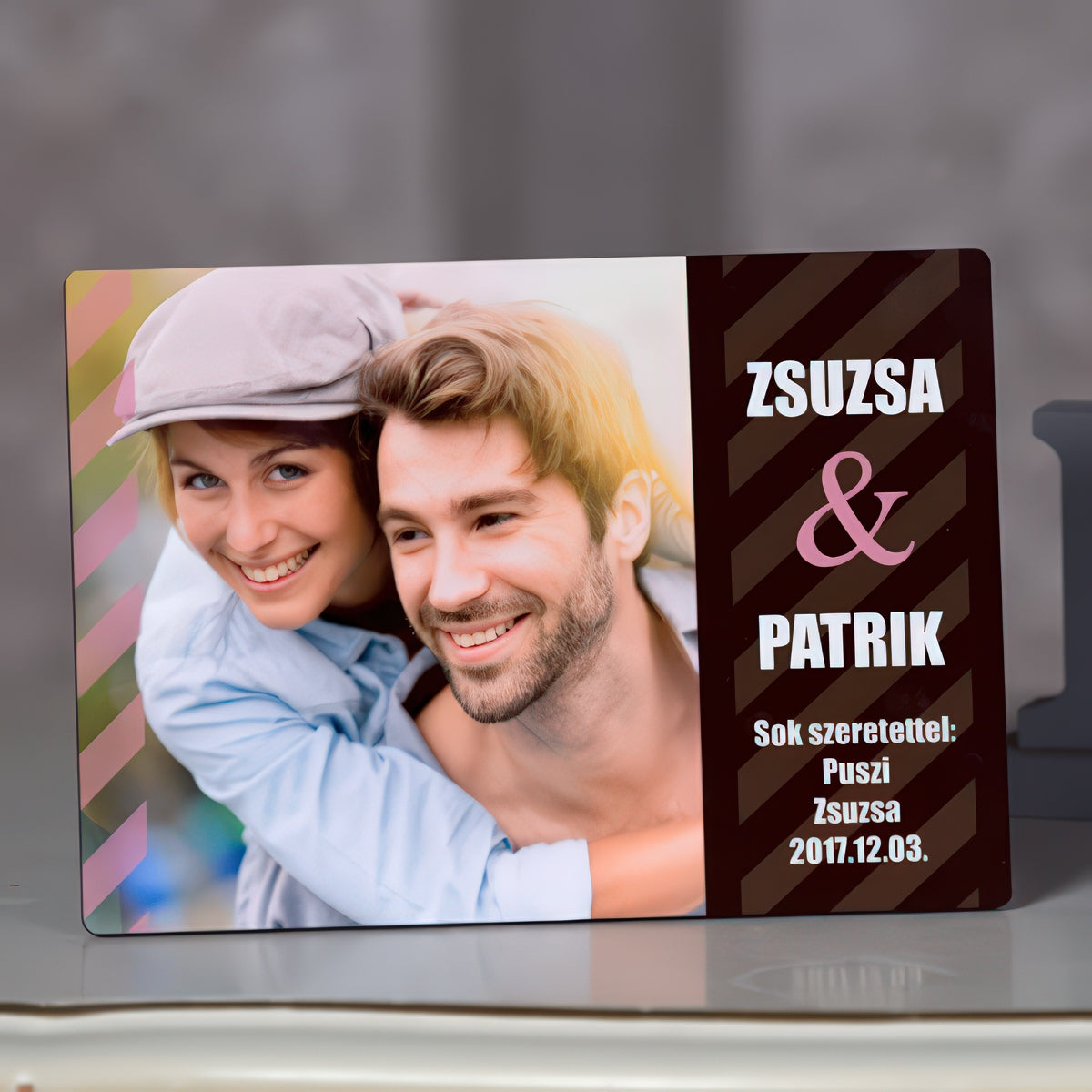 Egyedi fa fotópanel saját fényképpel, személyre szabható nevekkel és felirattal, ahol minden szöveges és kép szabadon módosítható.