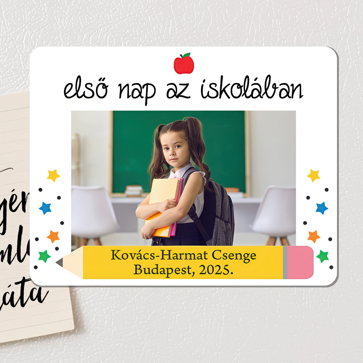 Egyedi fényképes fa hűtőmágnes első nap az iskolában felirattal – személyre szabható ajándék névvel és évszámmal 70×90 mm