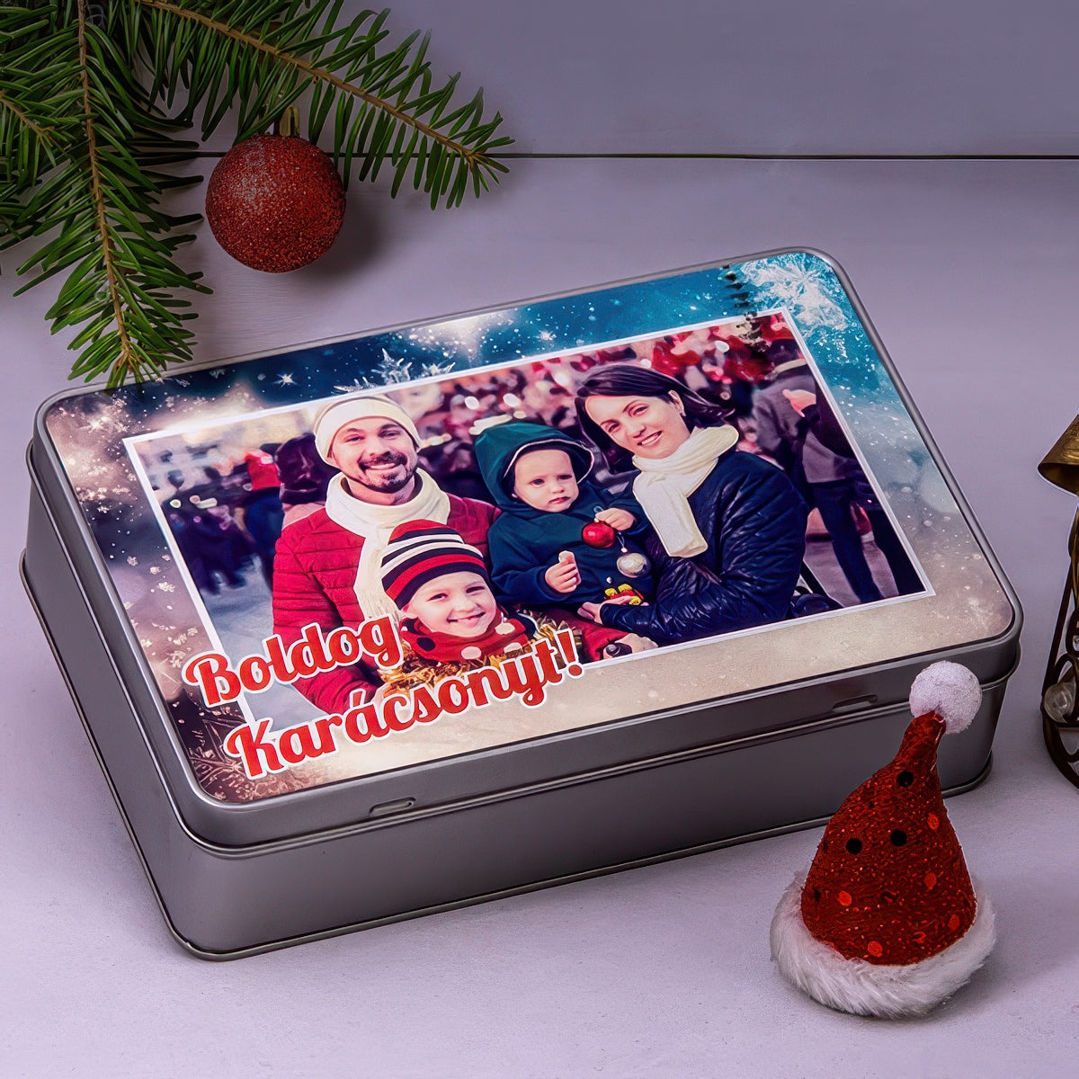 Karácsonyi egyedi fényképes fémdoboz „Boldog karácsonyt!” felirattal, ahol a kép szabadon cserélhető, meghitt és személyes ajándék sütemények vagy emlékek tárolására.