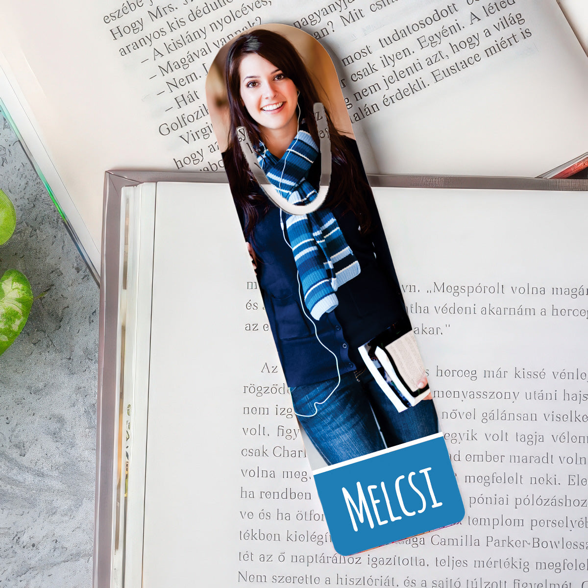 Egyedi fényképes könyvjelző névvel és fotóval, ahol a név és a kép szabadon cserélhető, személyes és stílusos ajándék könyvrajongóknak.