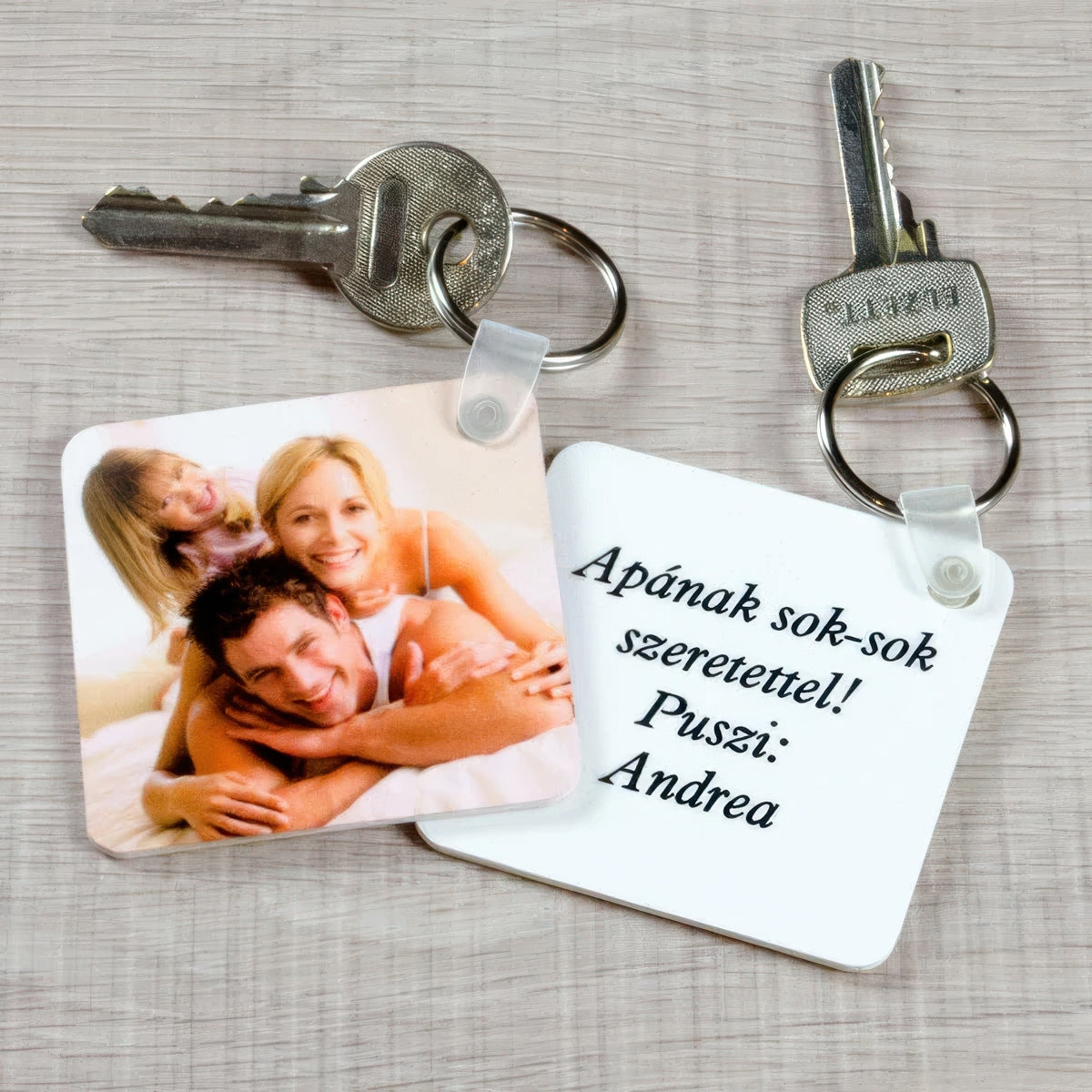 Négyzet alakú fényképes kulcstartó felirattal
