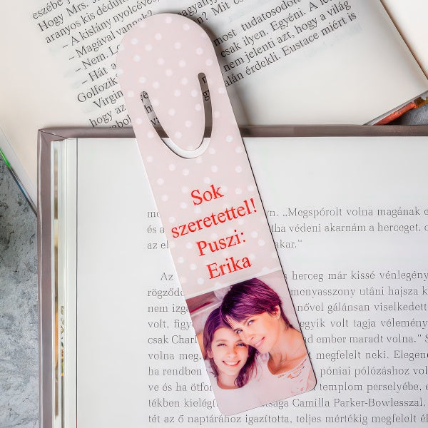 Egyedi fényképes könyvjelző pöttyös mintával, ahol a kép és a felirat szabadon cserélhető, személyes és kedves ajándék könyvrajongóknak.