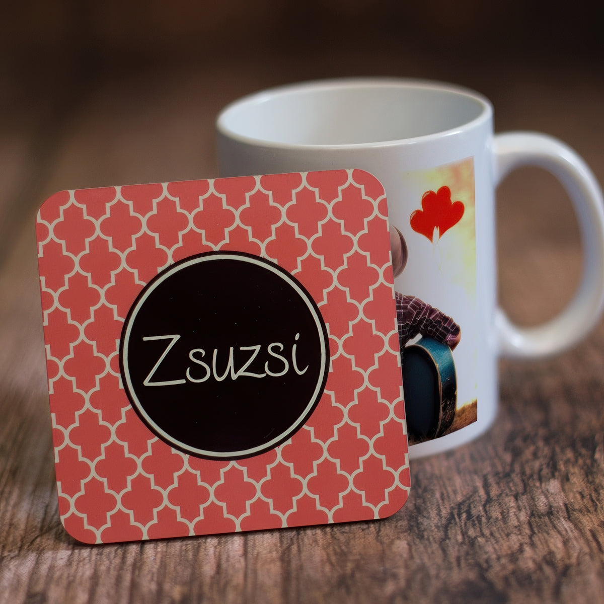 Egyedi fa poháralátét 95×95 mm méretben, fényes felülettel, névvel, monogrammal vagy logóval személyre szabva – stílusos ajándék házibulira, céges eseményre vagy családi összejövetelre.