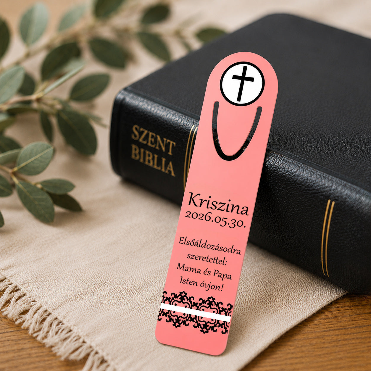 Egyedi könyvjelző kereszt motívummal, ahol a név, dátum és felirat szabadon változtatható, meghitt és emlékezetes ajándék elsőáldozásra vagy vallási alkalmakra.