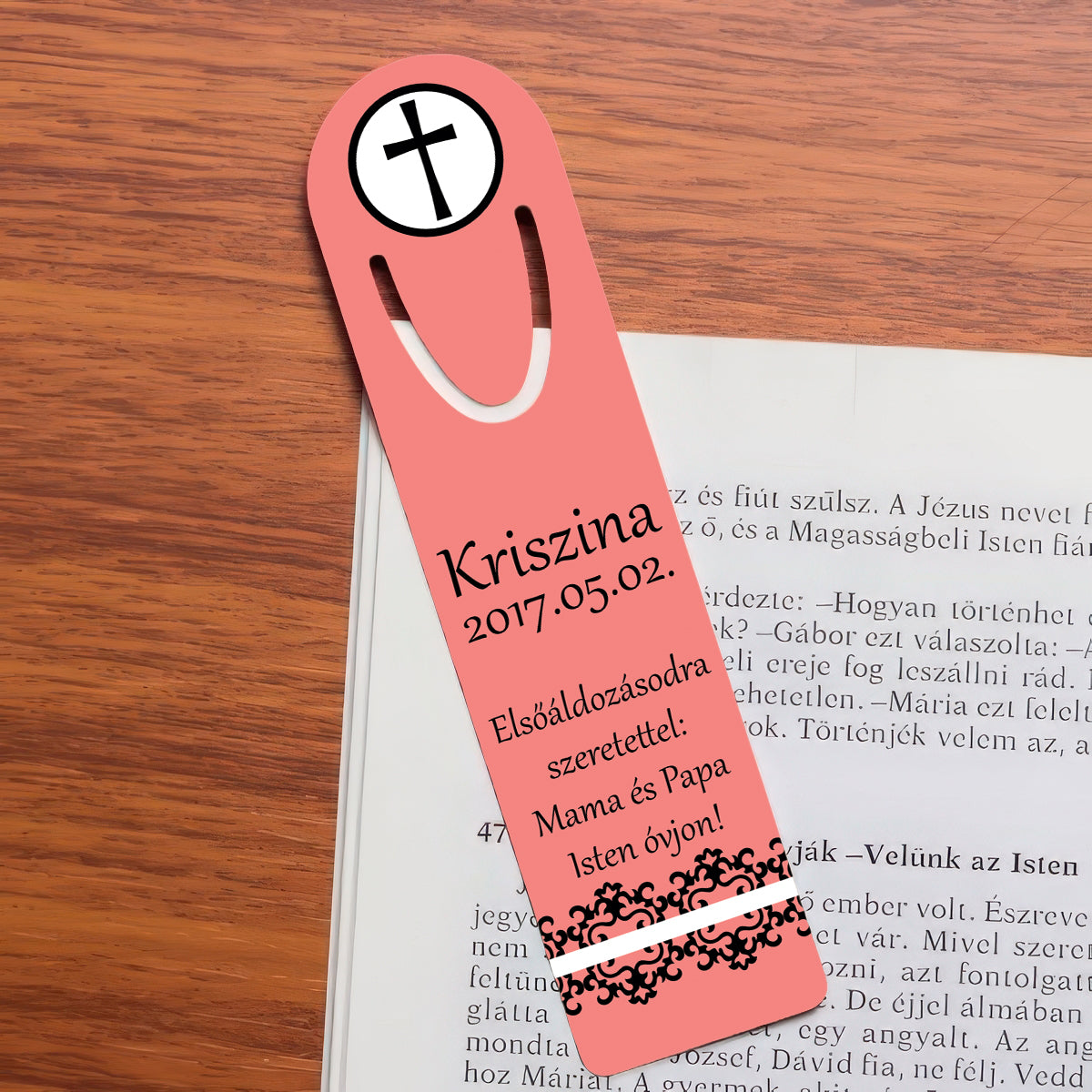 Egyedi könyvjelző kereszt motívummal, ahol a név, dátum és felirat szabadon változtatható, meghitt és emlékezetes ajándék elsőáldozásra vagy vallási alkalmakra.