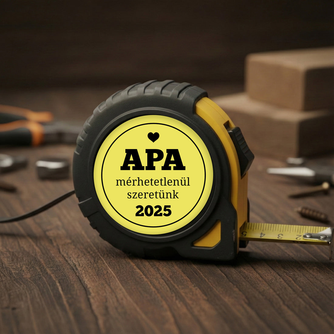 Egyedi feliratos, sárga-fekete 5 méteres mérőszalag „Mérhetetlenül szeretünk” felirattal, apáknak készült ajándék