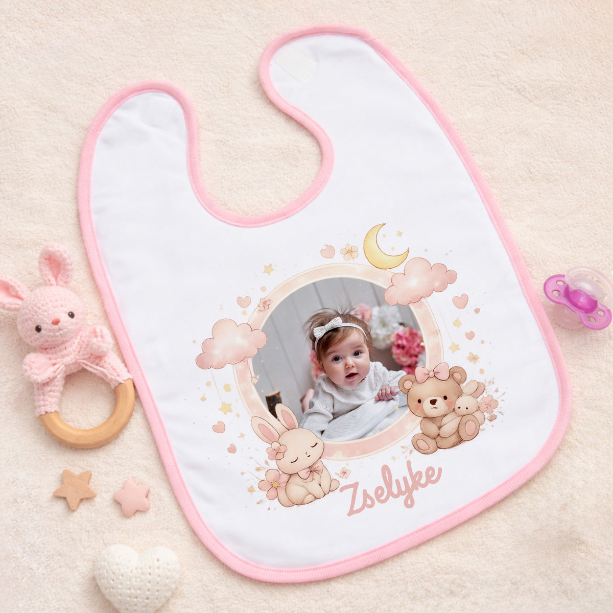 Egyedi fényképes baba előke névvel, pasztell macis-nyuszis grafikával – személyre szabható babaváró ajándék kislánynak.