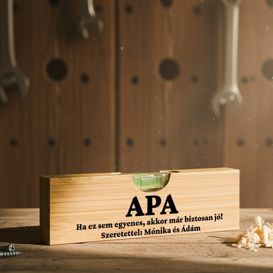 Feliratos bambusz vízmérték apáknak – egyedi üzenettel nyomtatva, humoros ajándék barkácsolóknak