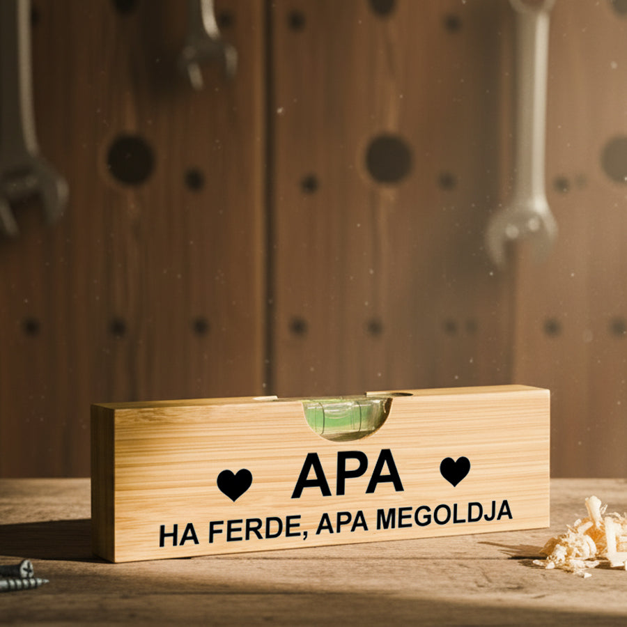Egyedi feliratos fa vízmérték „APA – ha ferde, apa megoldja” felirattal, vicces és személyes ajándék barkácsolást imádó apukáknak.