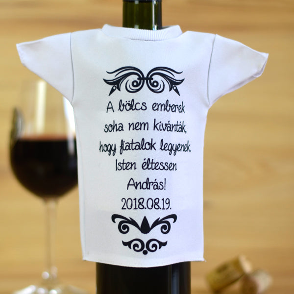 Egyedi borosüveg póló 0,75 literes boros vagy pezsgős üveghez, személyes felirattal – fehér poliészter ajándékkiegészítő születésnapra, évfordulóra vagy céges alkalmakra.