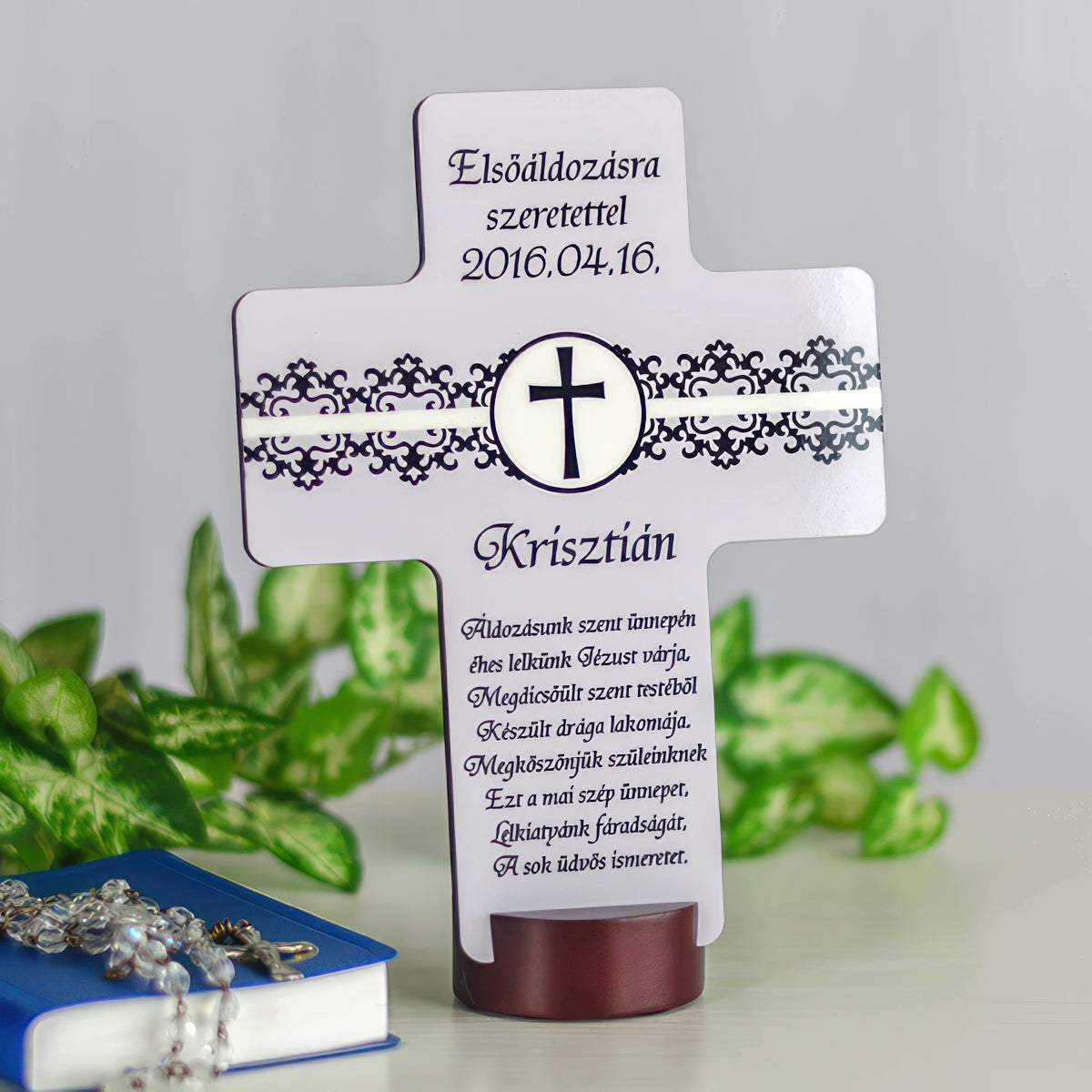Egyedi elsőáldozási fa kereszt névvel és dátummal, fekete-fehér díszítéssel és középen kereszt motívummal, tartó talppal.