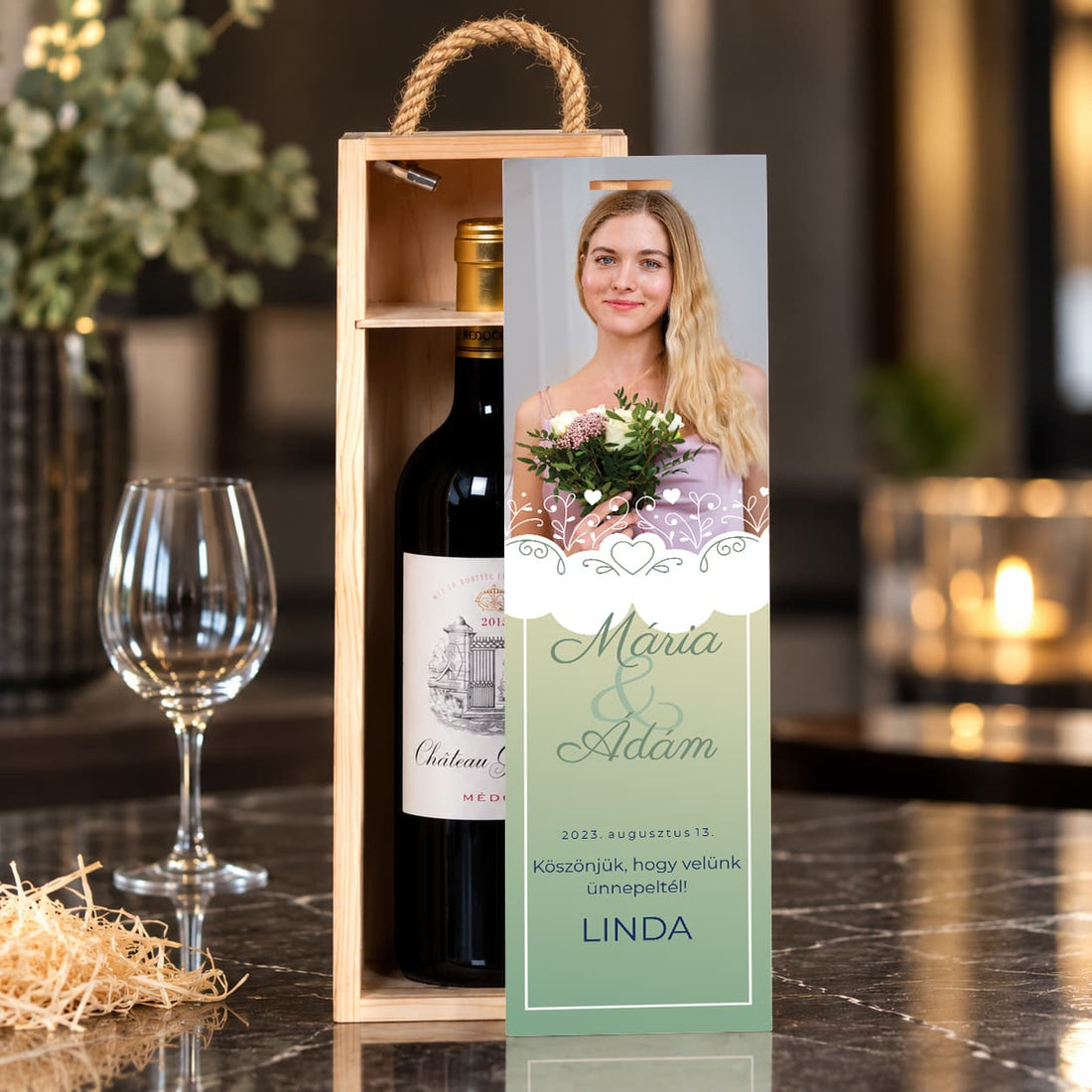 Egyedi fényképes borosüvegdoboz személyes felirattal és cserélhető képpel, elegáns fa ajándékdoboz esküvőre vagy köszönőajándéknak