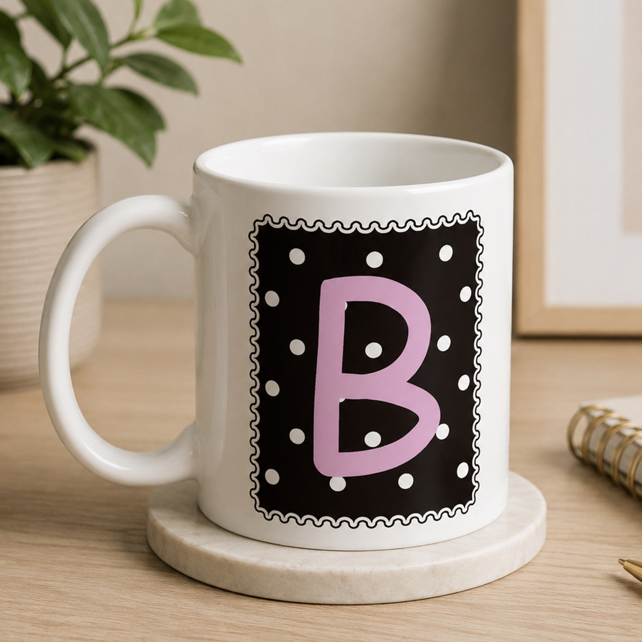 Pöttyös mintájú, egyedi 3 dl-es fehér kerámia bögre nagy monogram betűvel. 