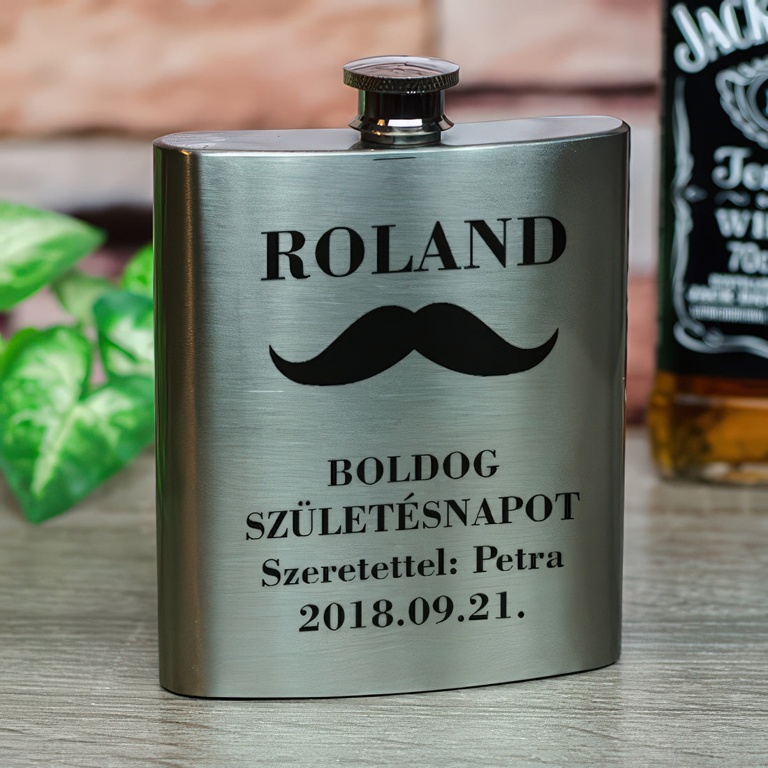 Rozsdamentes acél flaska bajusz motívummal, névvel és egyedi felirattal gravírozva, 200 ml űrtartalommal.