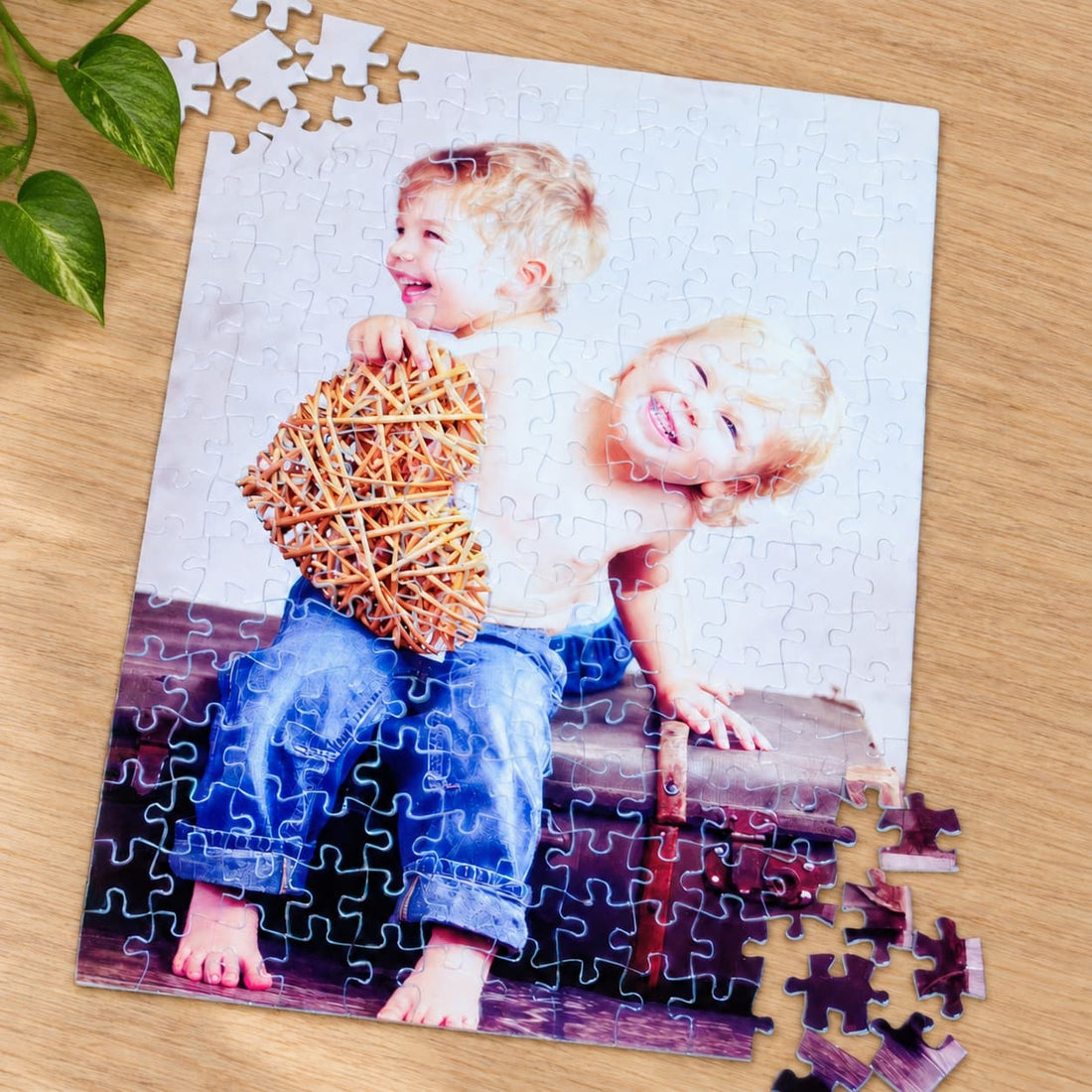 Fényképes A3-as puzzle álló képhez, két nevető kisfiú fotójával, részben kirakva