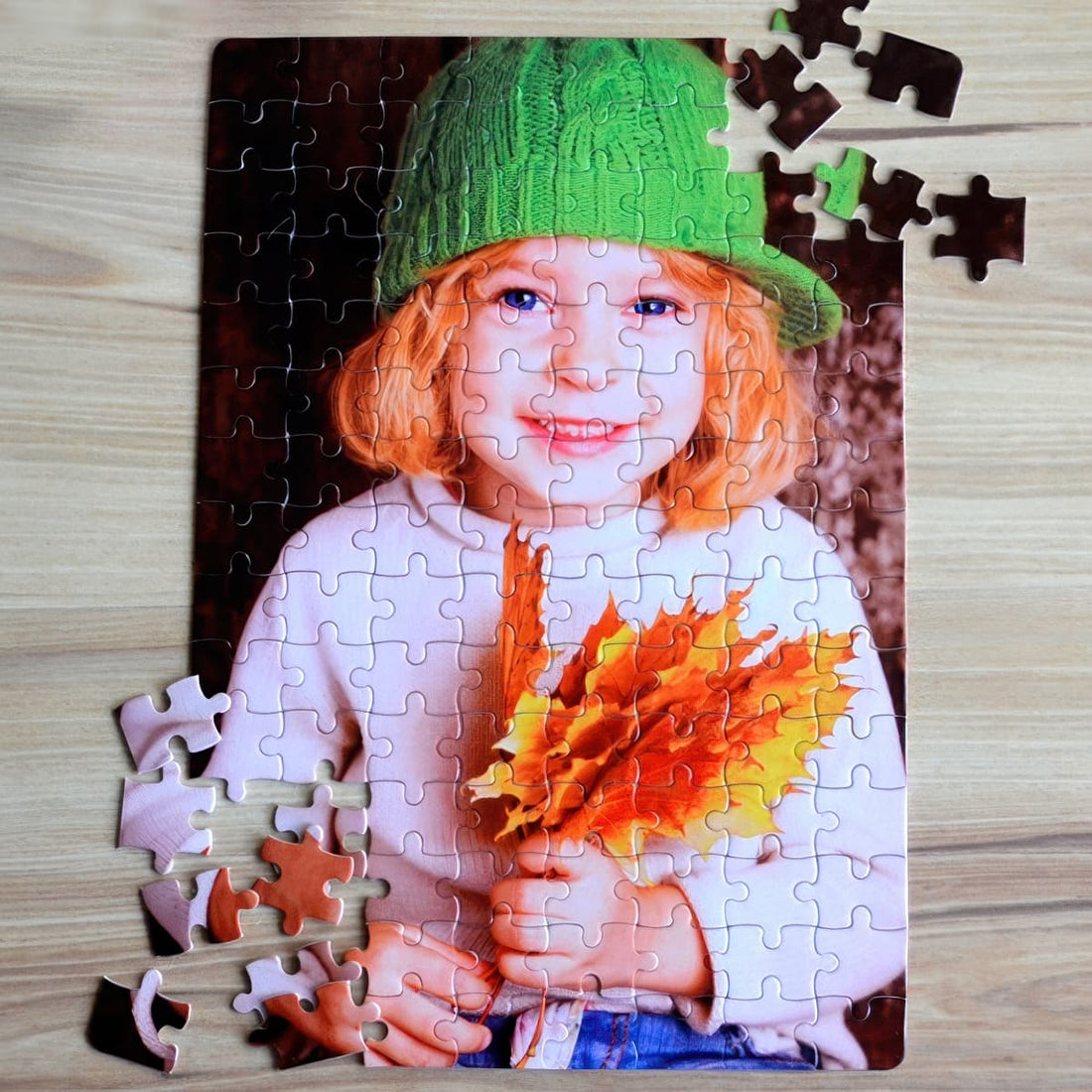 Fényképes A4-es puzzle álló képhez, egy kislány őszi portréjával, részben kirakva