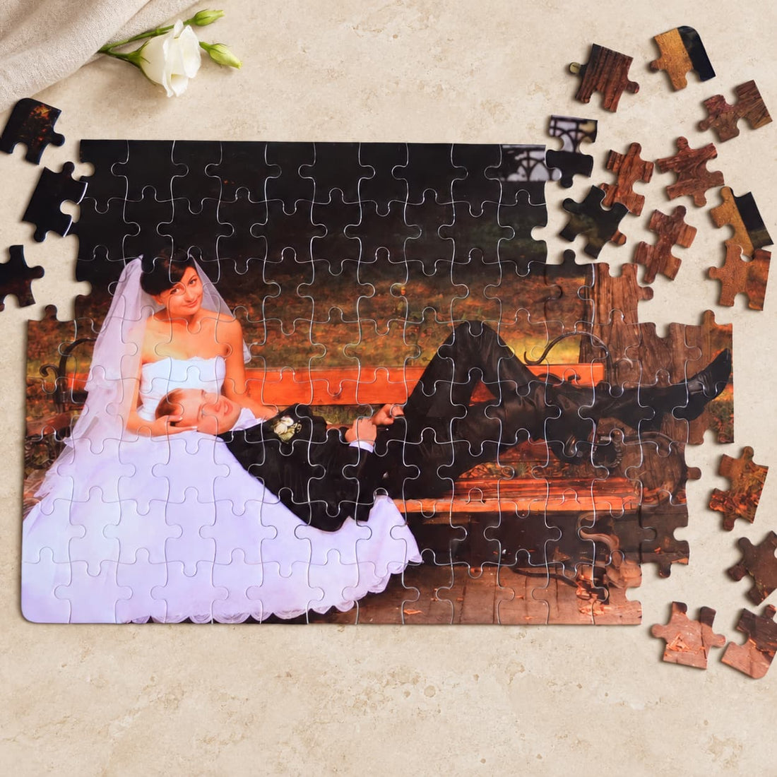 Fényképes A4-es puzzle fekvő képhez, egy esküvői pár fotójával, részben kirakva