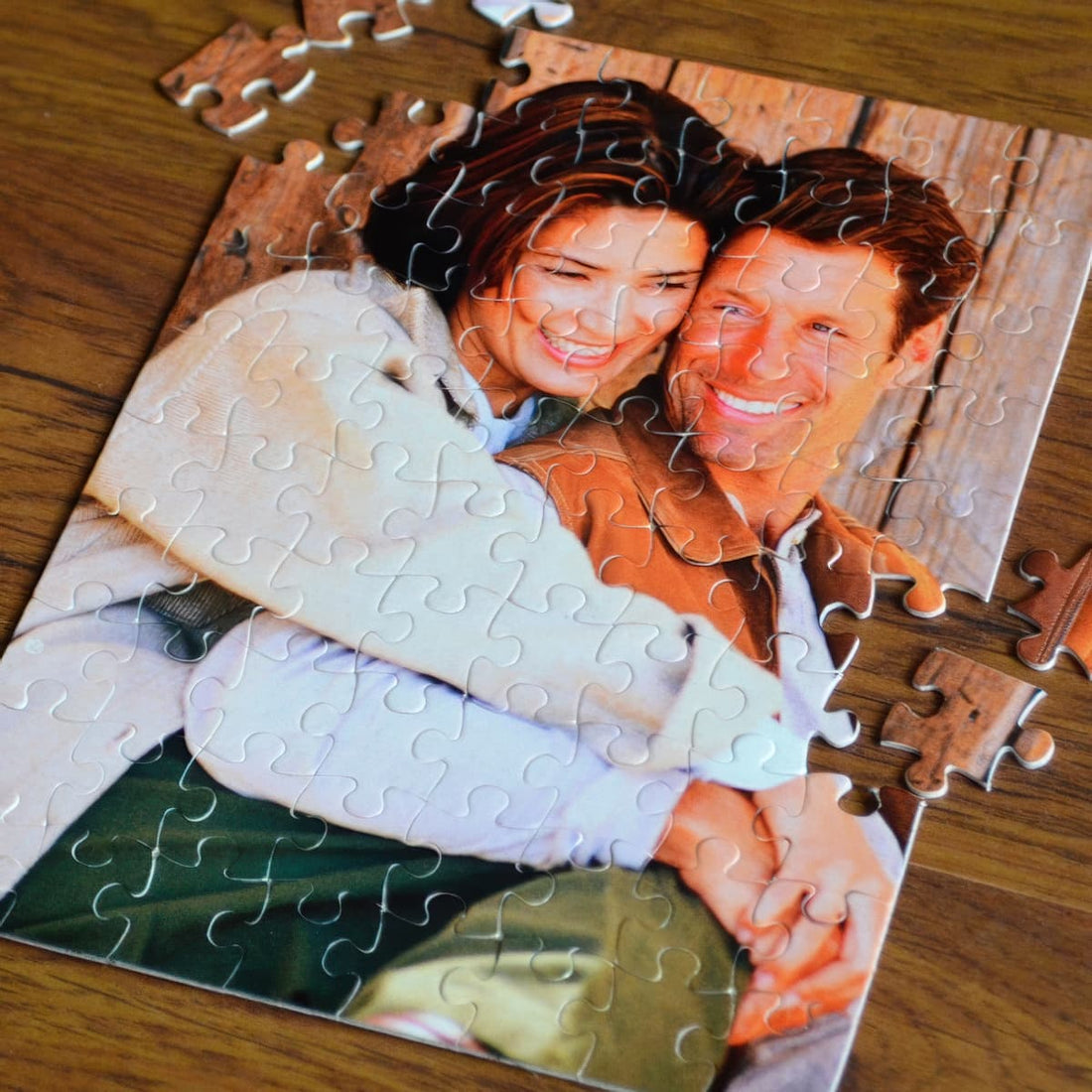 Fényképes A5-ös puzzle álló képhez, egy ölelkező pár fotójával, részben kirakva