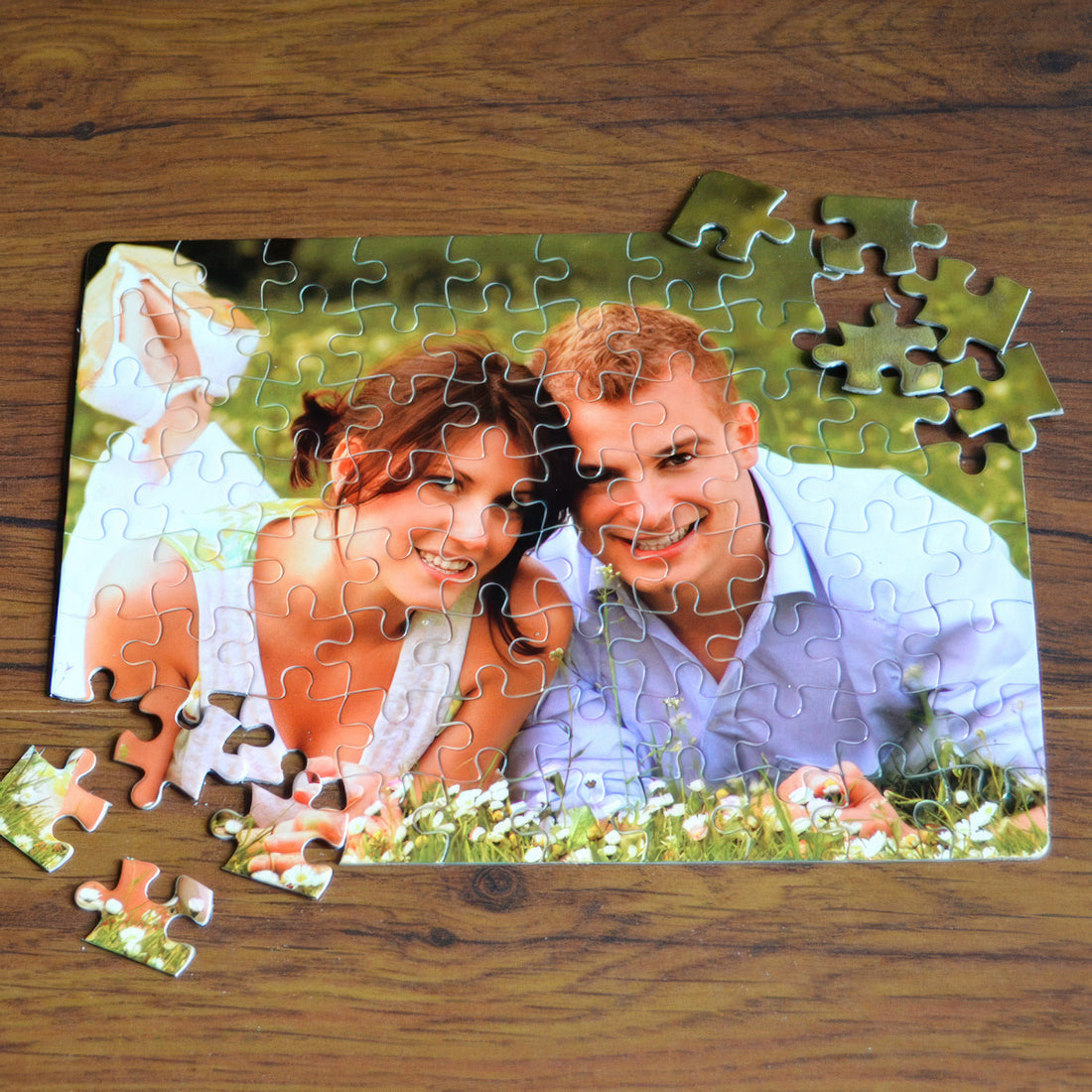 Fényképes A5-ös puzzle fekvő képhez, egy pár fotójával, részben kirakva