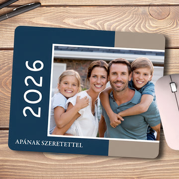 Egyedi fényképes naptáras egérpad 2026-os évszámmal, ahol a kép és a felirat szabadon cserélhető, személyes ajándék apáknak, családtagoknak vagy irodába.