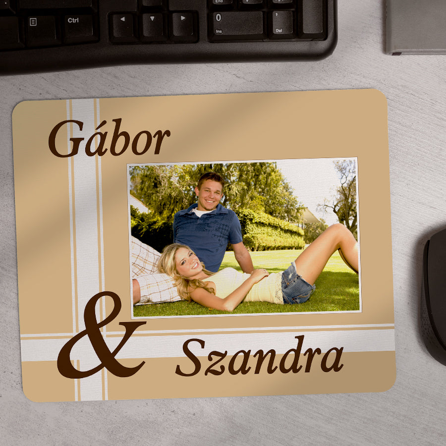Egyedi fényképes egérpad két névvel, szabadon cserélhető fotóval és felirattal, személyes ajándék pároknak vagy évfordulóra.