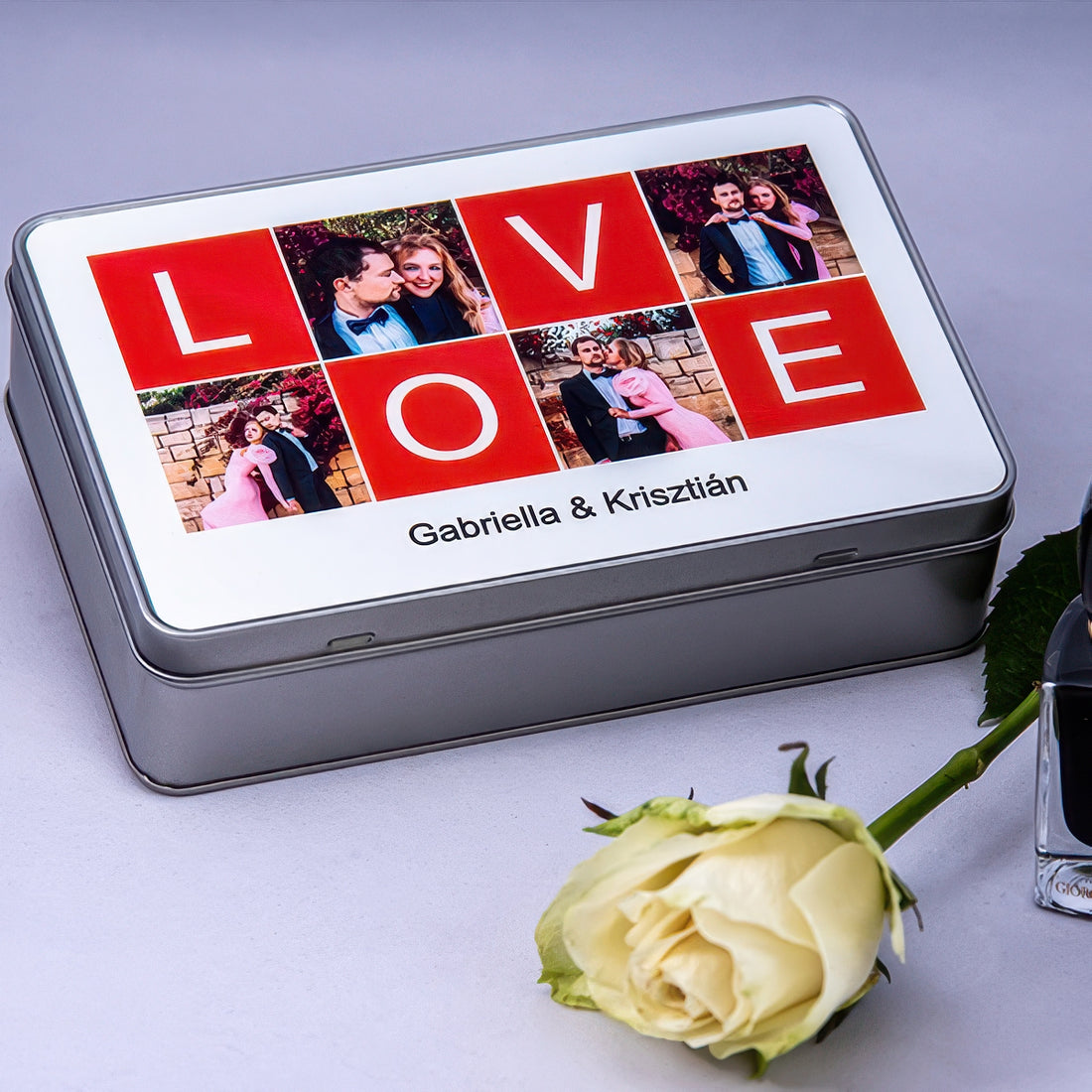 LOVE feliratú fényképes fémdoboz montázs formában, egyedi fotókkal és cserélhető névvel vagy felirattal, romantikus ajándék pároknak.
