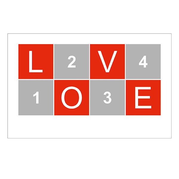 LOVE feliratú fényképes fémdoboz montázs formában, egyedi fotókkal és cserélhető névvel vagy felirattal, romantikus ajándék pároknak.