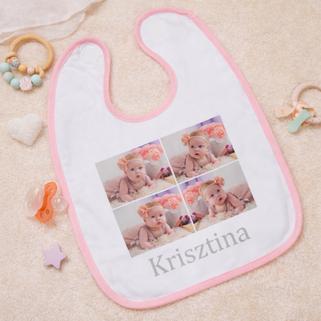 Egyedi, négy fényképpel ellátott baba előke rózsaszín szegéllyel, cserélhető névvel és 4 szabadon választható fotóval, bézs háttéren esztétikusan elrendezve.