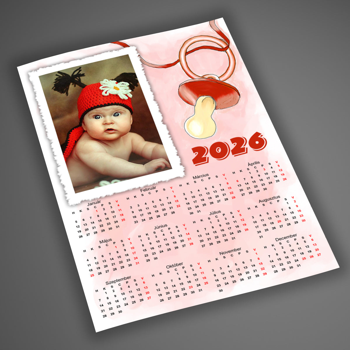 A4-es, egyedi fényképes falinaptár 2026 babás dizájnnal, pasztell háttérrel és cumi grafikával, kisbabás családoknak, személyre szabható fotóval.