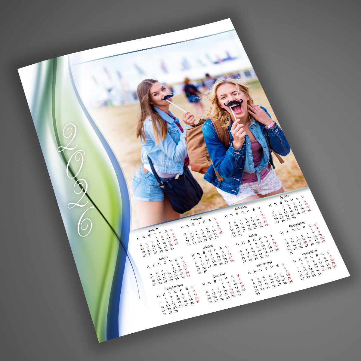 A4-es, laminált egyedi fényképes falinaptár 2026 modern, fiatalos hullámos háttérrel, klasszikus 1 lapos kivitelben, 12 hónappal és 1 cserélhető fotóval.