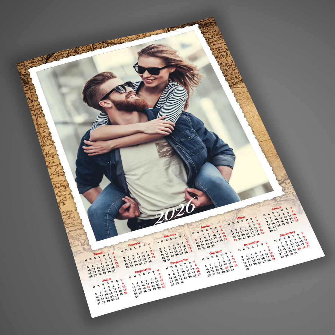 A4-es, laminált egyedi fényképes falinaptár 2026 térképmintás, vintage stílusú háttérrel, klasszikus 1 lapos kivitelben, 12 hónappal és 1 cserélhető fotóval.