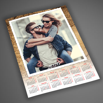 A4-es, laminált egyedi fényképes falinaptár 2026 térképmintás, vintage stílusú háttérrel, klasszikus 1 lapos kivitelben, 12 hónappal és 1 cserélhető fotóval.