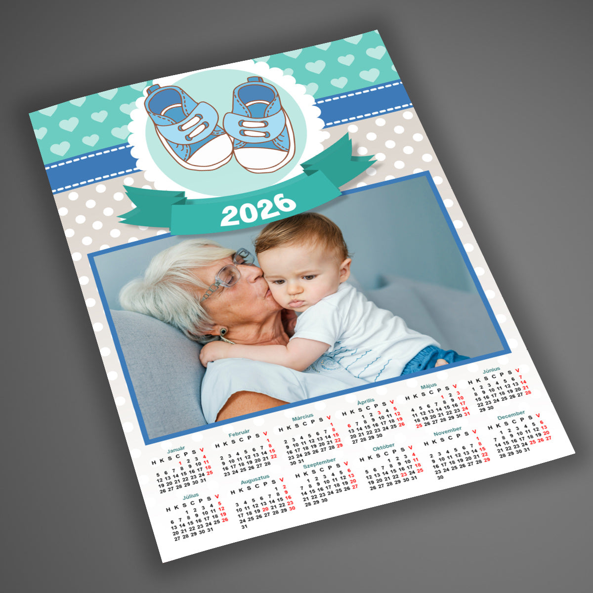 A4-es, laminált egyedi fényképes falinaptár 2026 babás, családbarát grafikával, klasszikus 1 lapos kivitelben, 12 hónappal és 1 cserélhető fotóval.