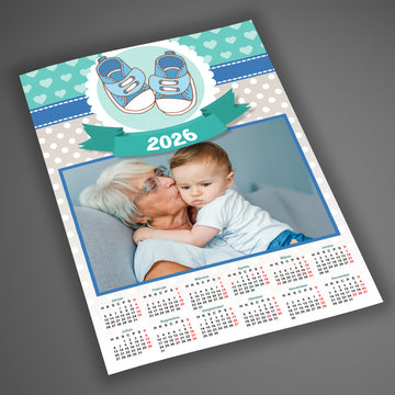 A4-es, laminált egyedi fényképes falinaptár 2026 babás, családbarát grafikával, klasszikus 1 lapos kivitelben, 12 hónappal és 1 cserélhető fotóval.