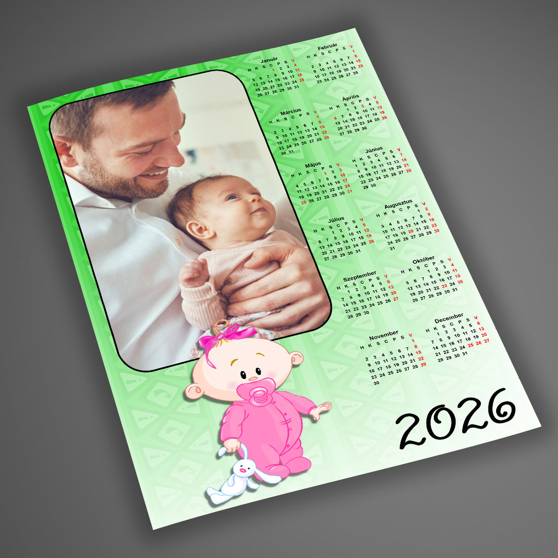 A4-es egyedi fényképes falinaptár 2026 babás mintával, zöld háttérrel, apuka és baba fotójával, kedves illusztrációval, személyre szabható képpel.
