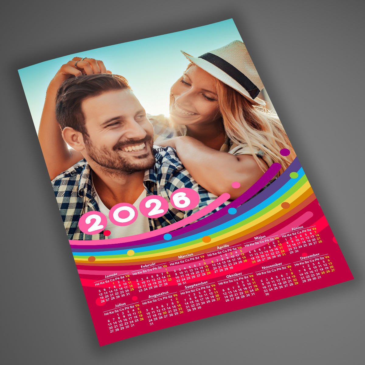 A4-es, laminált egyedi fényképes falinaptár 2026 modern, színes, trendi dizájnnal, klasszikus 1 lapos kivitelben, 12 hónappal és 1 cserélhető fotóval.
