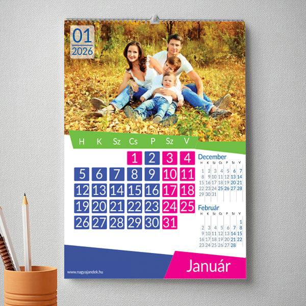 Személyre szabható, 13 lapos egyedi fényképes naptár saját képekkel, különleges ajándék egész évre.