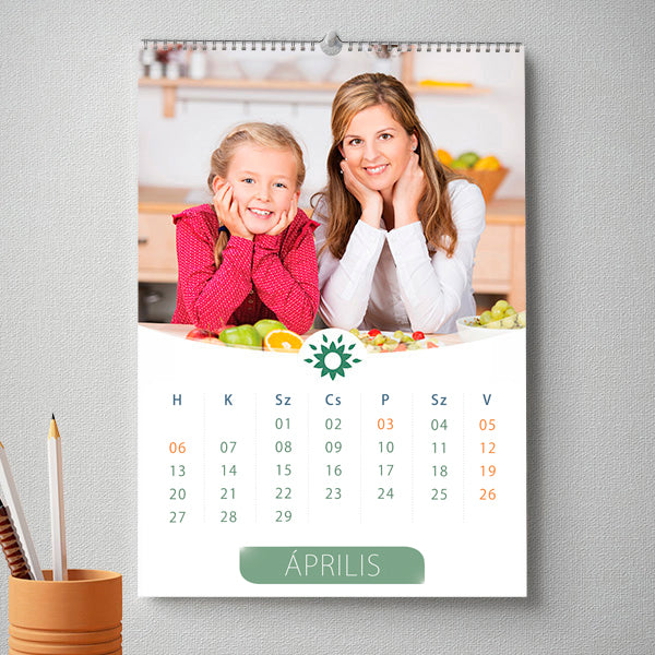Személyre szabható, 13 lapos egyedi fényképes naptár saját képekkel, különleges ajándék egész évre.