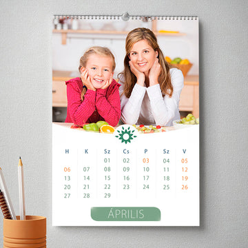 Személyre szabható, 13 lapos egyedi fényképes naptár saját képekkel, különleges ajándék egész évre.