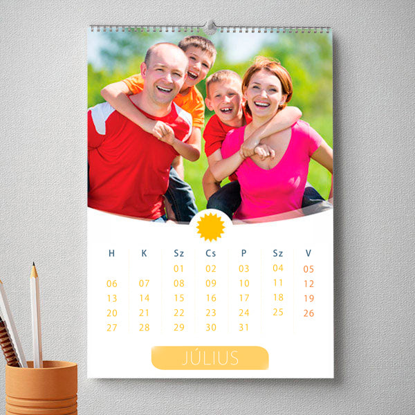Személyre szabható, 13 lapos egyedi fényképes naptár saját képekkel, különleges ajándék egész évre.