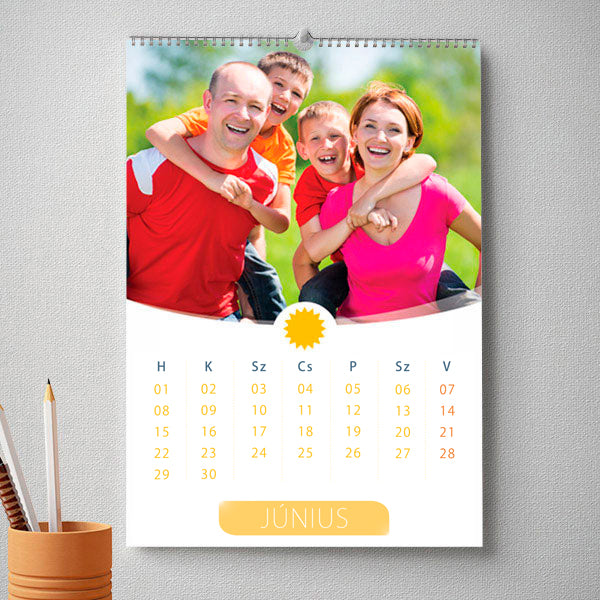 Személyre szabható, 13 lapos egyedi fényképes naptár saját képekkel, különleges ajándék egész évre.