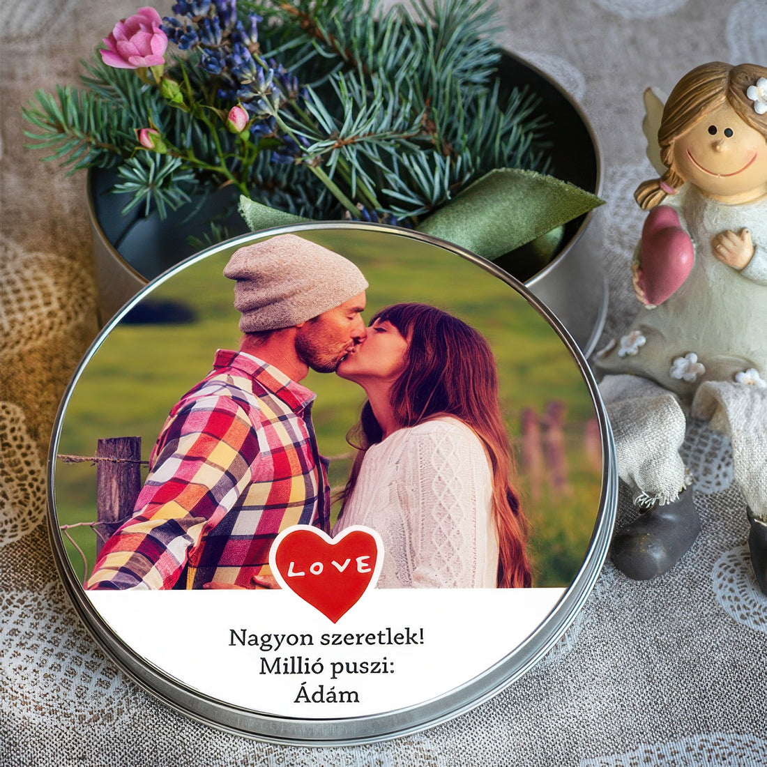LOVE feliratú egyedi fényképes fémdoboz szabadon cserélhető képpel és felirattal, romantikus ajándék pároknak, évfordulóra, Valentin-napra.